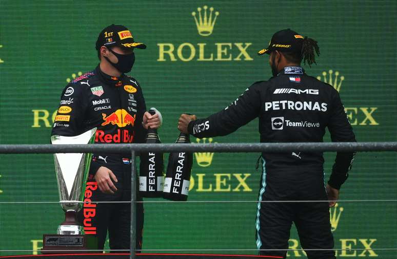 Lewis Hamilton e Max Verstappen no p&oacute;dio do GP da B&eacute;lgica 