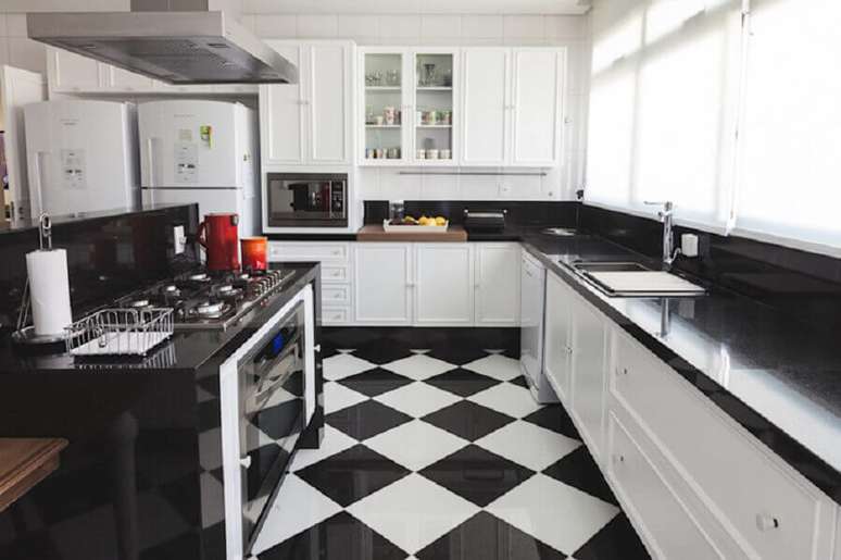20. Cozinha planejada branca e preta decorada com piso xadrez – Foto: Rosangela C Brandao Interiores
