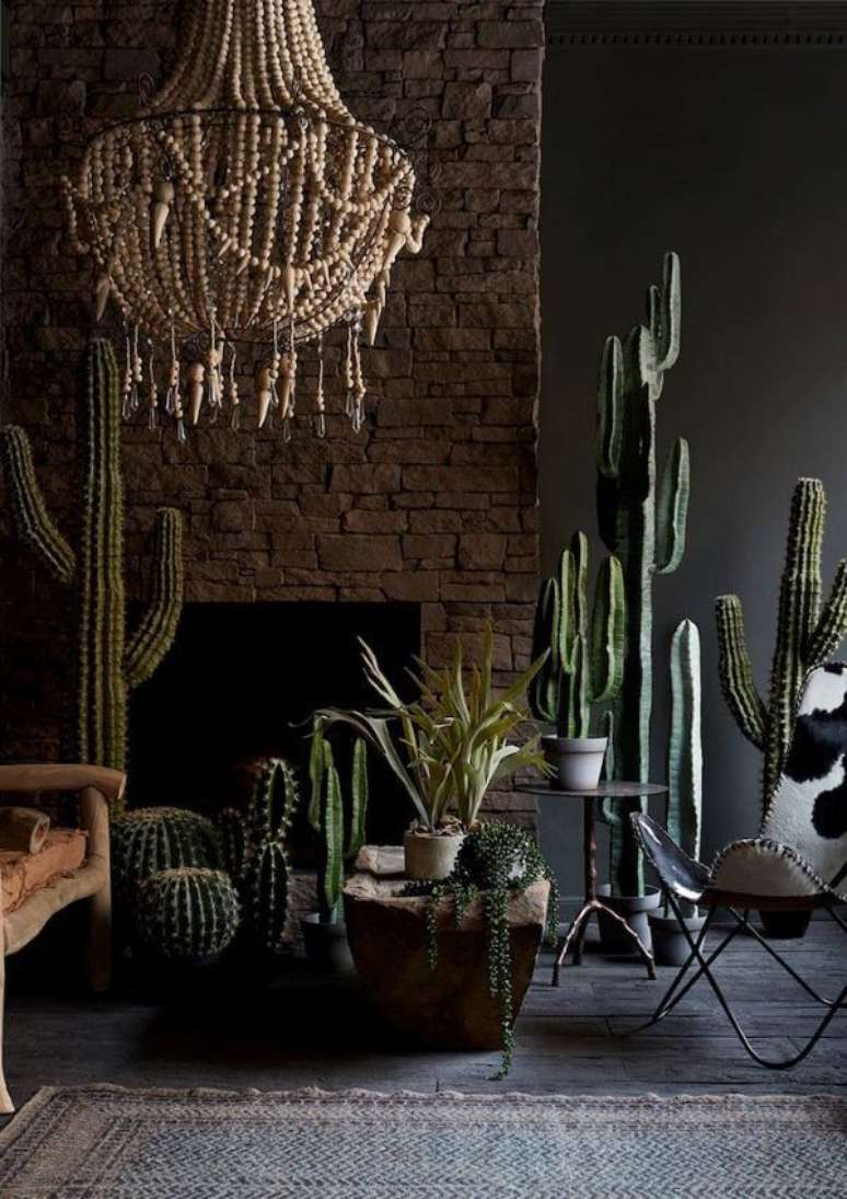 31. Sala decorada com plantas variadas e poltrona butterfly &ndash; Foto Abigail Ahern