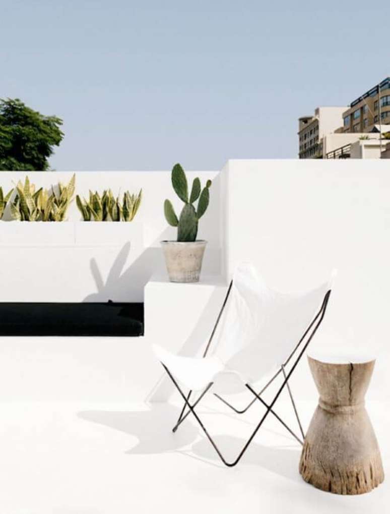 48. Poltrona branca borboleta para jardim moderno &ndash; Designer Pamela Makin Les Interieurs Foto Felix Forest