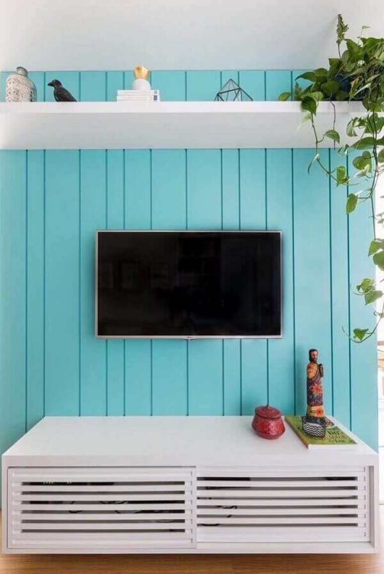 26. Rack planejado para sala pequena com acabamento branco. Foto: Ideias Decor