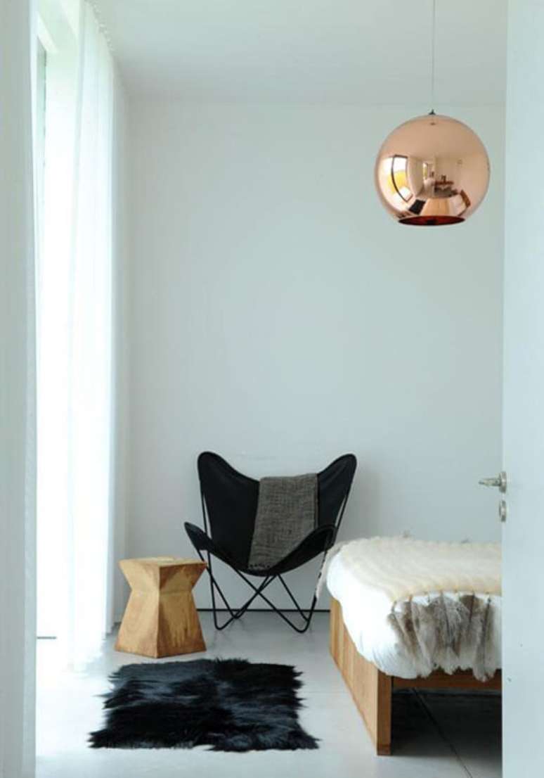 19. Quarto moderno decorado com poltrona butterfly preta &ndash; Foto Jean Marc Wullschleger