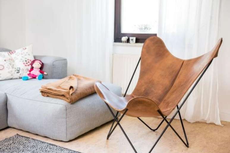 27. Sala com poltrona butterfly couro marrom e sof&aacute; cinza &ndash; Foto Einrichten Design