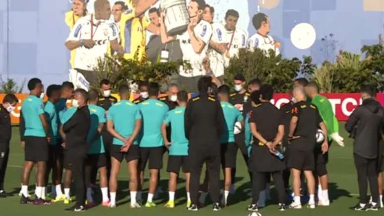 Grupo da Seleção Brasileira durante o primeiro treino para o jogo contra o Chile