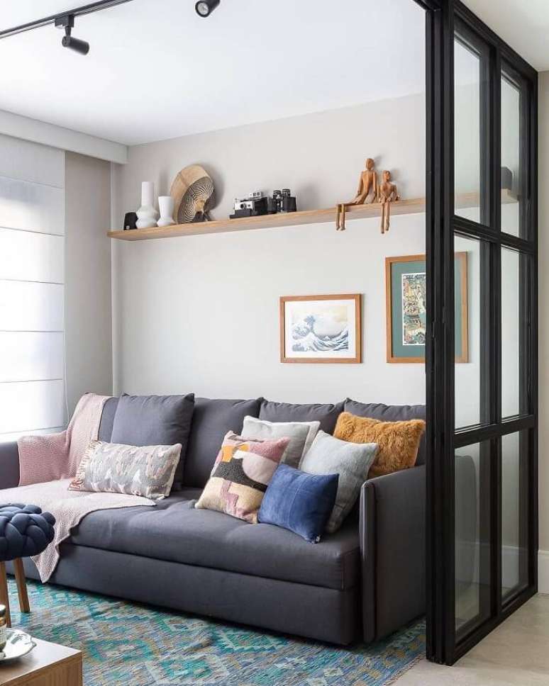 13. Tipos de sofás para sala pequena decorada com tapete estampado – Foto: Duda Senna