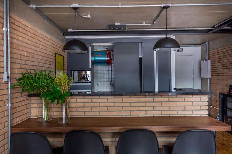 7. No interior da porta de correr foi criada uma mini &aacute;rea de servi&ccedil;o. Foto: JP Image