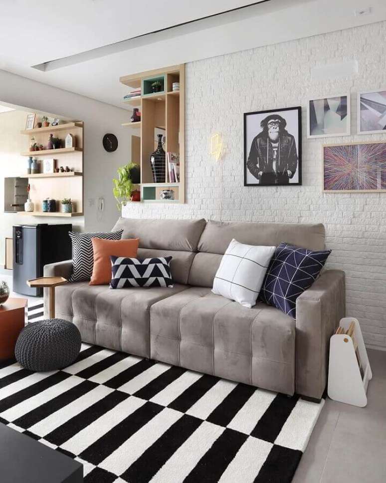 58. Tipos de sofás para sala pequena decorada com tapete listrado preto e branco – Foto: Bianchi e Lima