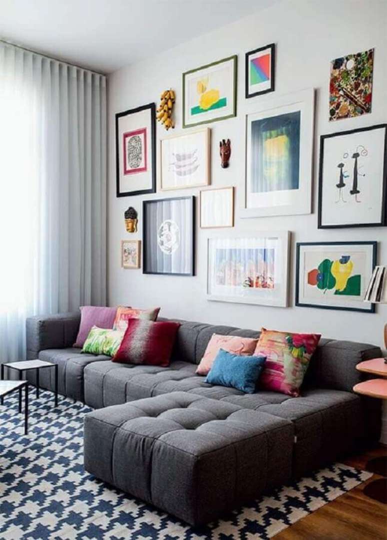 22. Tipos de sofá com chaise para sala decorada com mural de quadros – Foto: Casa Abril