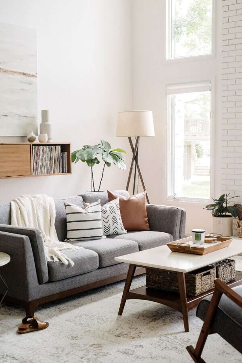 19. Tipos de sofá cinza para decoração de sala branca – Foto: Harmony House