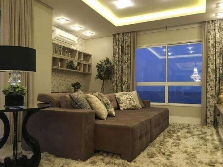 62. Tipos de sofás retrátil para decoração de sala de TV em cores neutras com tapete felpudo – Foto: Officio e Arte