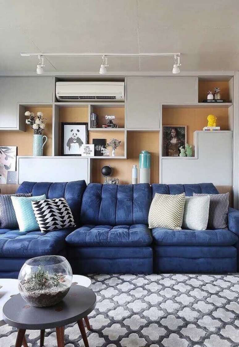 61. Tipos de sofás retrátil para decoração de sala com estante planejada de nichos – Foto: Decor Fácil