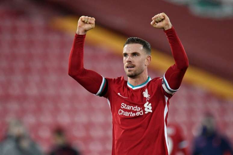 Jordan Henderson renovou contrato com o Liverpool até 2025 (Foto: PETER POWELL / POOL / AFP)
