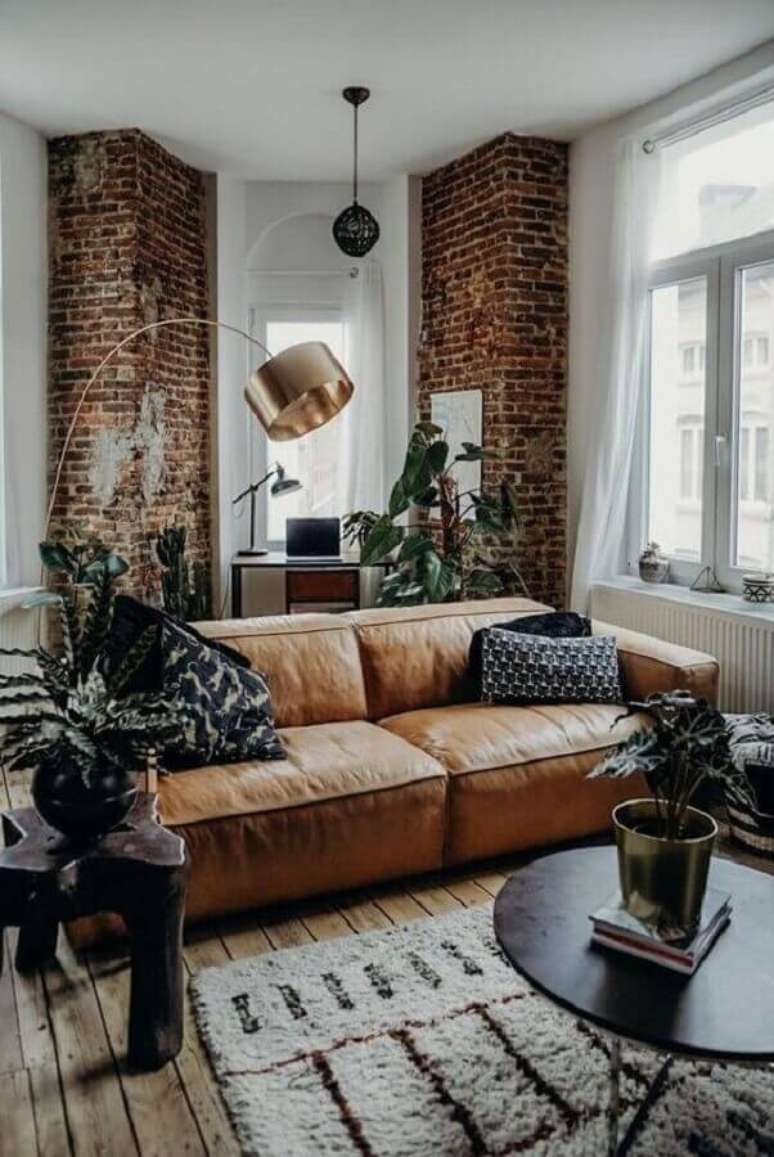 43. Tipos de sofás de couro para decoração de sala com estilo rustico – Foto: The Lifestyle Files