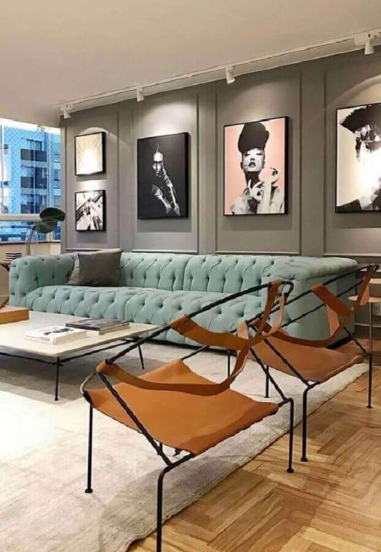 29. Tipos de sofás capitonê para decoração de sala cinza moderna – Foto: Casa Très Chic