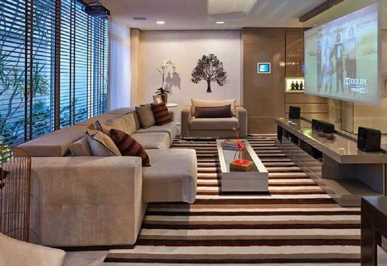 7. Tipos de sofás retráteis para decoração de sala de TV em cores neutras com tapete listrado – Foto: Home Fashion Trend