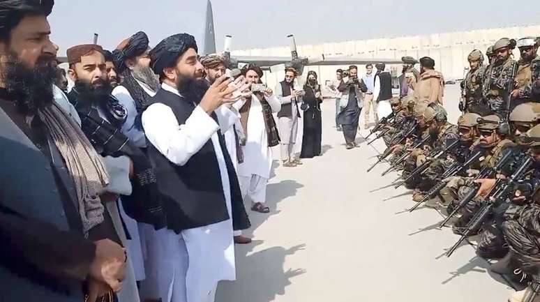 Porta-voz do Taliban Zabihullah Mujahid fala com membros de unidade militar no aeroporto de Cabul, no Afeganistão
31/08/2021 Taliban/Divulgação via REUTERS  