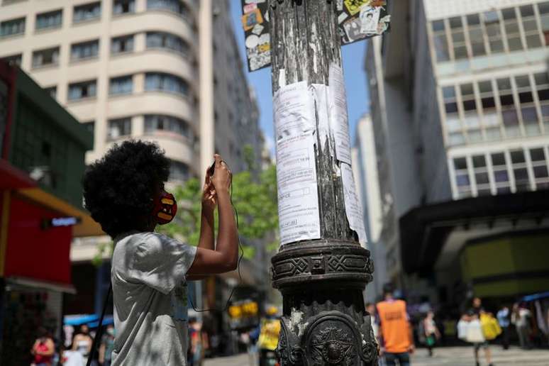 Mulher fotografa cartazes com oportunidades de emprego no centro de São Paulo
30/09/2020
REUTERS/Amanda Perobelli