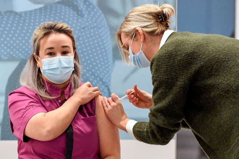 Enfermeira recebe dose da vacina Pfizer-BioNTech contra Covid-19 em Veghel, na Holanda
06/01/2021 REUTERS/Piroschka van de Wouw/Pool