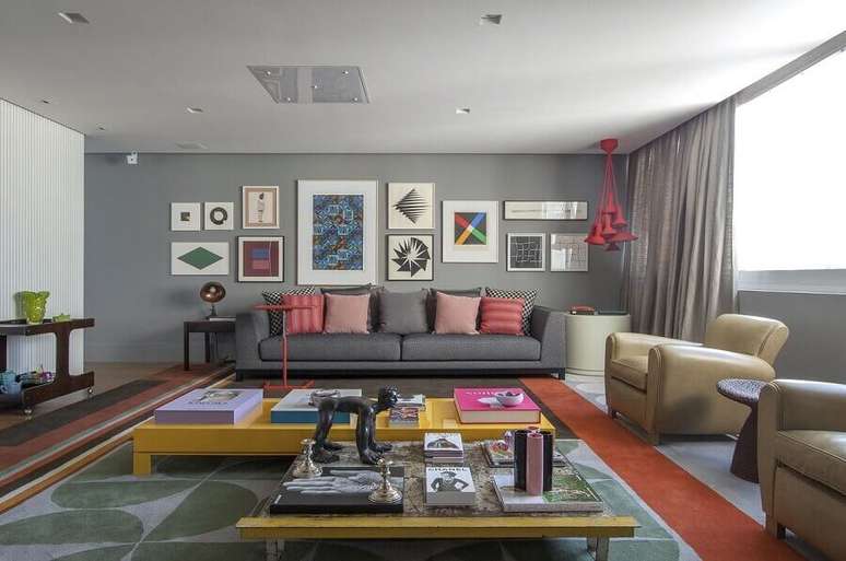54. Tipos de sofás para sala cinza decorada com detalhes coloridos – Foto: Antônio Ferreira Junior e Mario Celso Bernardes