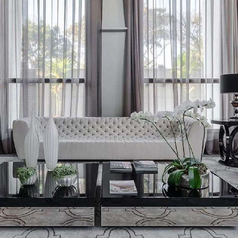 30. Tipos de sofás capitonê para decoração de sala de estar sofisticada – Foto: Ronaldo Rizzutti