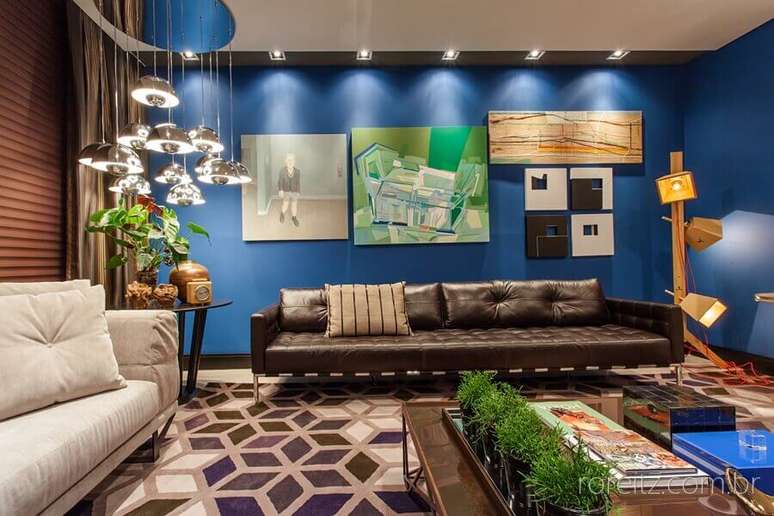 44. Tipos de sofás de couro para decoração de sala com quadros para parede azul – Foto: Juliana Pippi