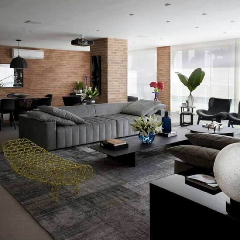33. Tipos de sofás cinza para decoração de sala de apartamento com varanda integrada – Foto: Marcelo Rosset