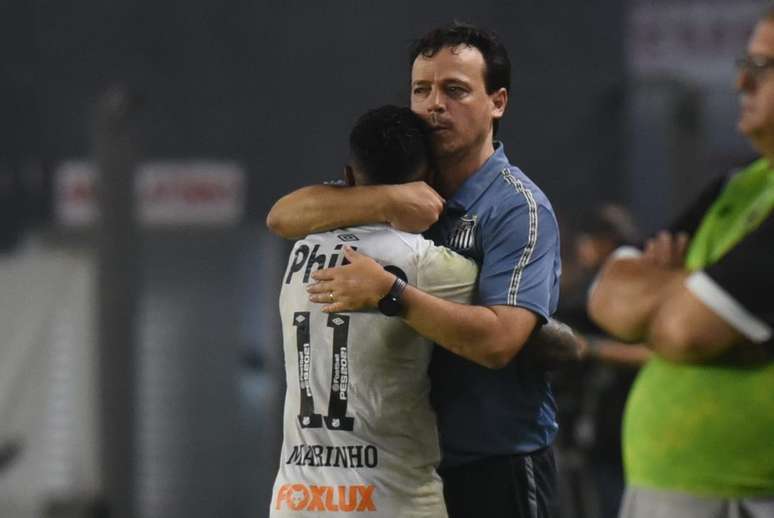 Diniz abraça Marinho durante jogo do Santos; técnico espera por retorno de atacante