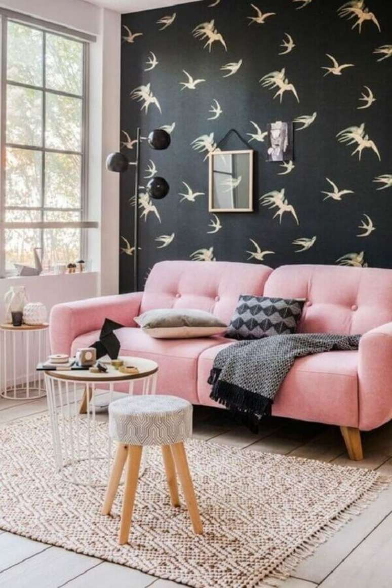 10. Tipos de sofá retro para decoração de sala com papel de parede preto – Foto: Archzine