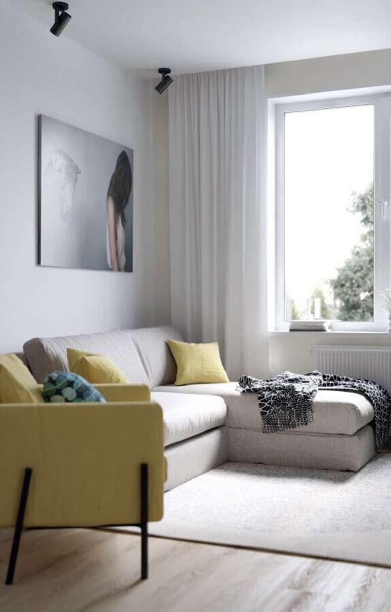 55. Tipos de sofás para sala clean decorada com poltrona amarela – Foto: Behance
