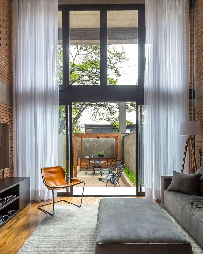 15. O fundo do im&oacute;vel foi estruturado de forma convidativa e funcional. Foto: JP Image