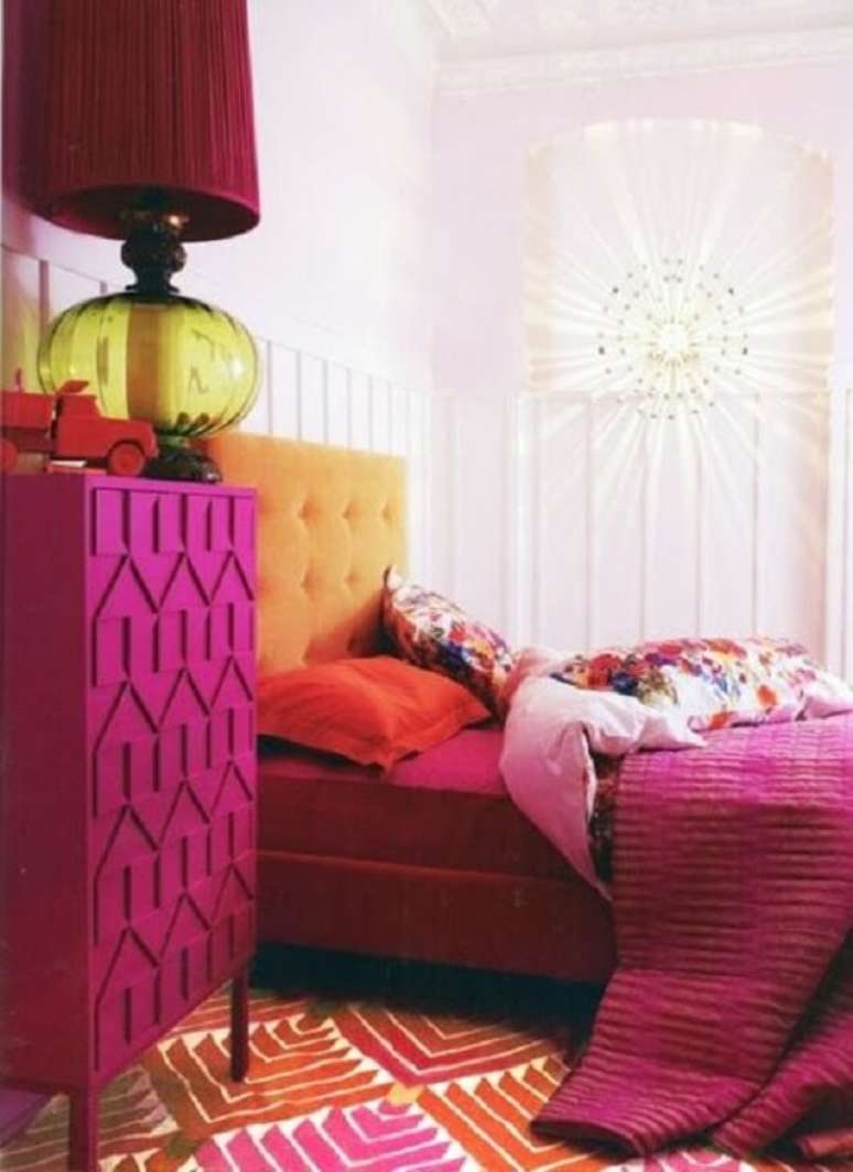 7. Use cores análogas e crie um encontro colorido bem rico na decoração. Fonte: Archzine