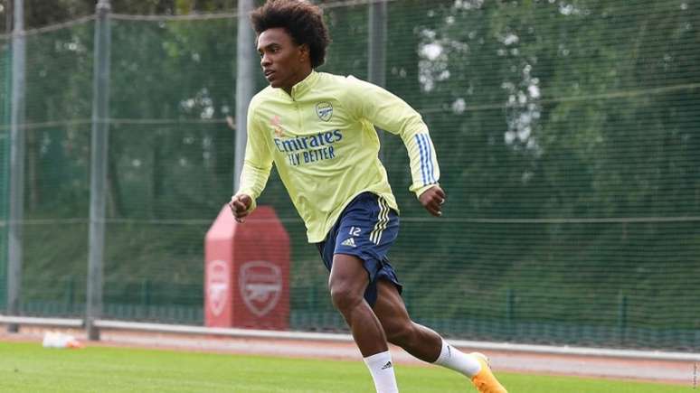 Willian decepcionou com a camisa do Arsenal (Foto: Site Oficial do Arsenal)