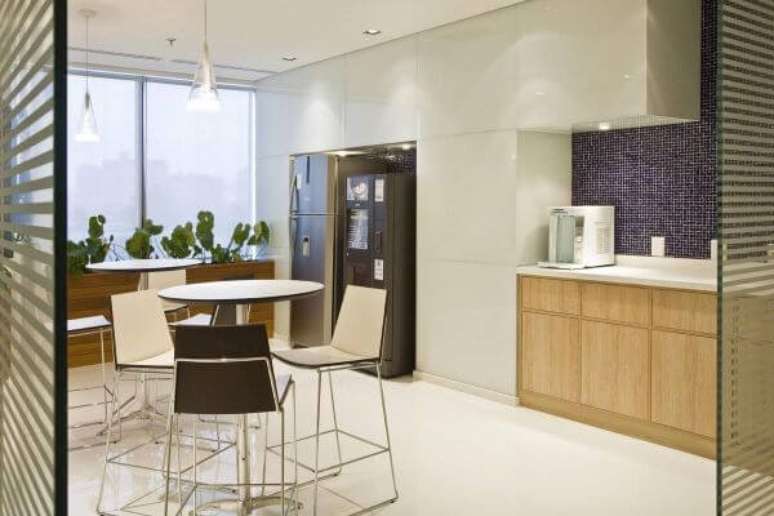 9. Cozinha branca organizada com geladeira inox – Foto Artiun Arquitetura