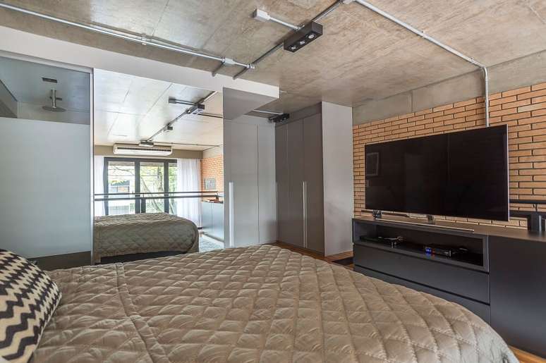 14. O m&oacute;vel preto serve de apoio para a televis&atilde;o e ajuda na organiza&ccedil;&atilde;o de itens pessoais do morador. Foto: JP Image