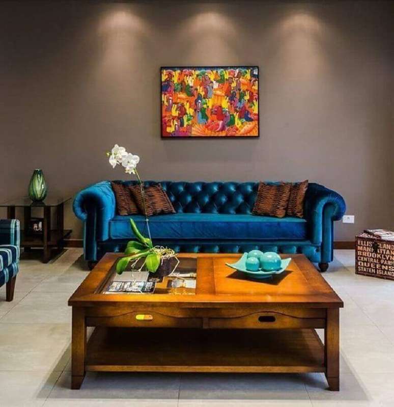 11. Tipos de sofás de veludo azul para decoração de sala cinza com mesa de centro de madeira – Foto: Altenfelder Arquitetura