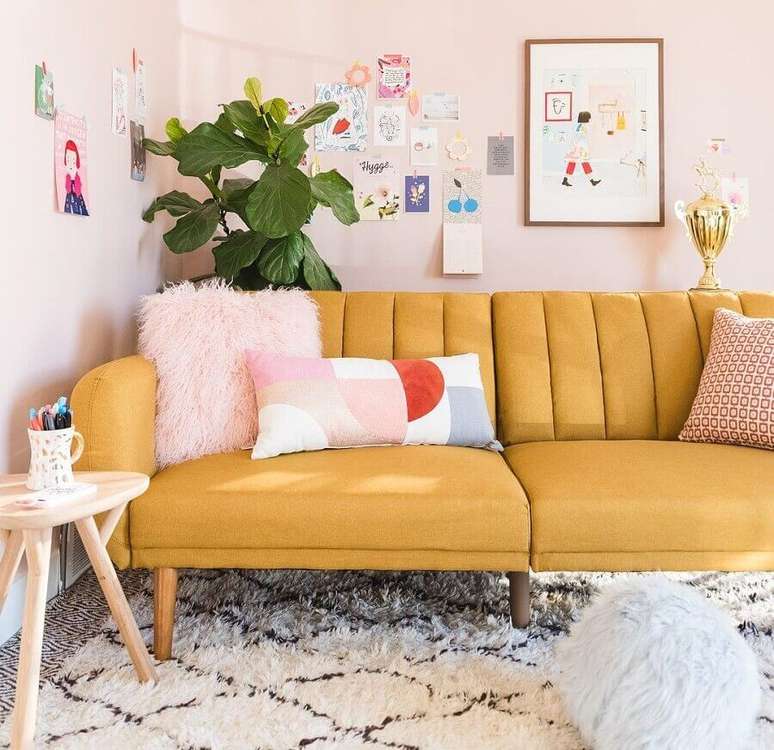 64. Tipos de sofás retro para decoração de sala simples – Foto: Dicas de Mulher
