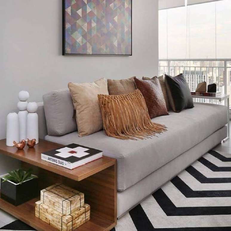 8. Tipos de sofás sem braços para decoração de sala de apartamento – Foto: Chris Silveira