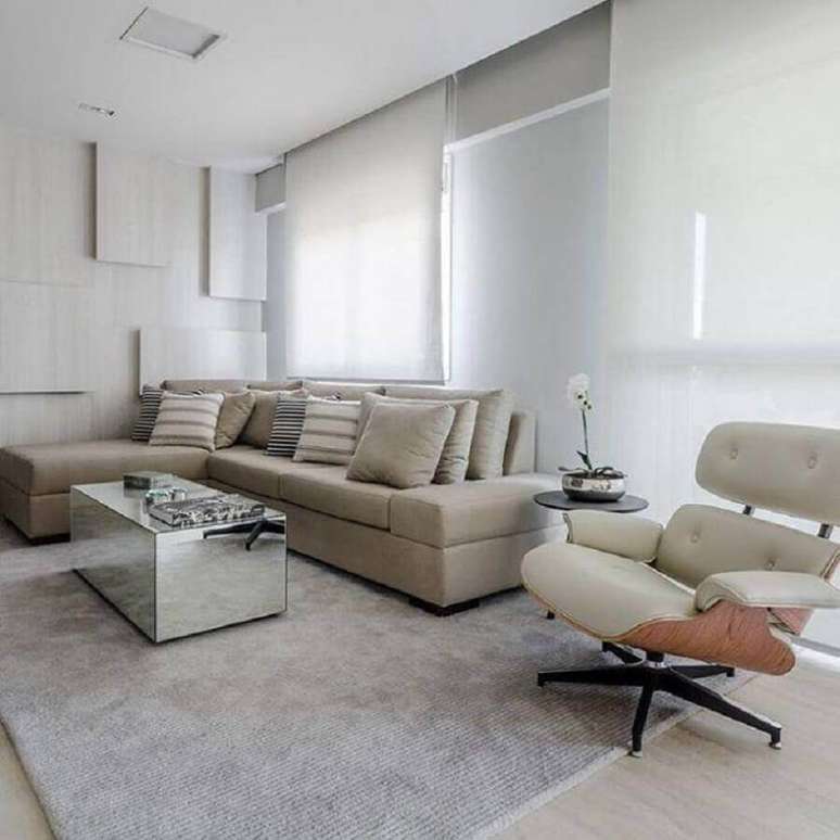 34. Tipos de sofás com chaise para decoração de sala branca minimalista – Foto: Ronaldo Rizzutti