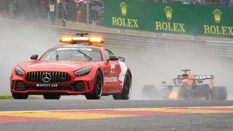 Max Verstappen segue o safety car durante o curtíssimo GP da Bélgica do último domingo