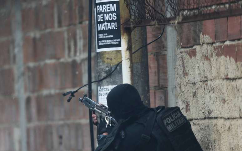 Movimentação de policias militares durante operação no Rio de Janeiro 