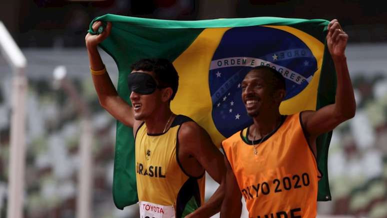 Yeltsin Jacques e Carlos Antônio comemoram a 100ª medalha dourada da história do Braasil em Jogos Paralímpicos