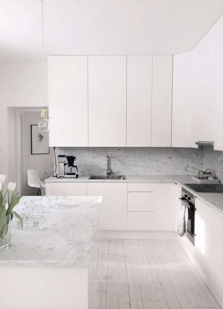 29. Decora&ccedil;&atilde;o de cozinha minimalista com gabinete branco &ndash; Foto: Liens commerciaux