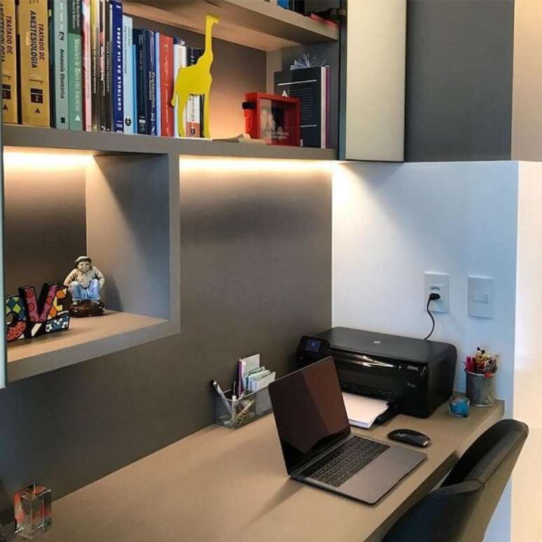 29. Móveis planejados e iluminação embutida para escritório pequeno. Foto: By Sandra S