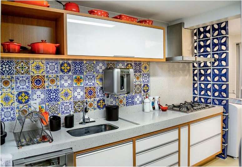 39. Gabinete branco com detalhes em madeira para cozinha decorada com cobog&oacute; azul e ladrilho hidr&aacute;ulico &ndash; Foto: Caio Jos&eacute; Andrade