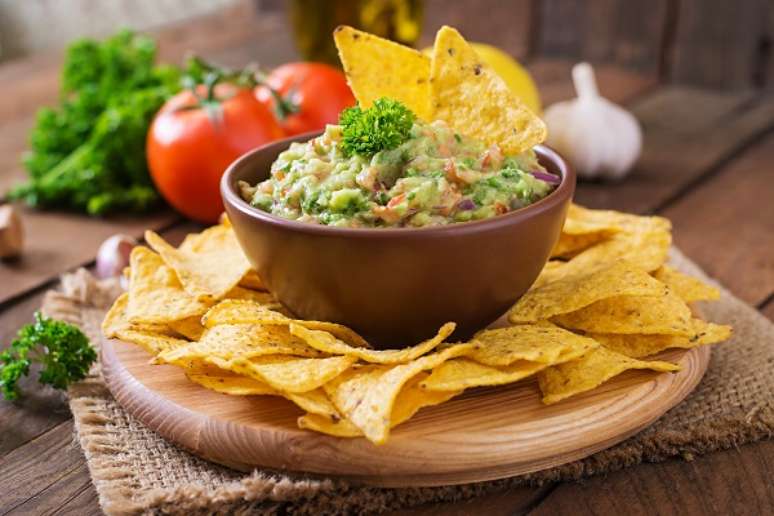 1. Guacamole servido com nachos, um aperitivo delicioso! – Foto iStock