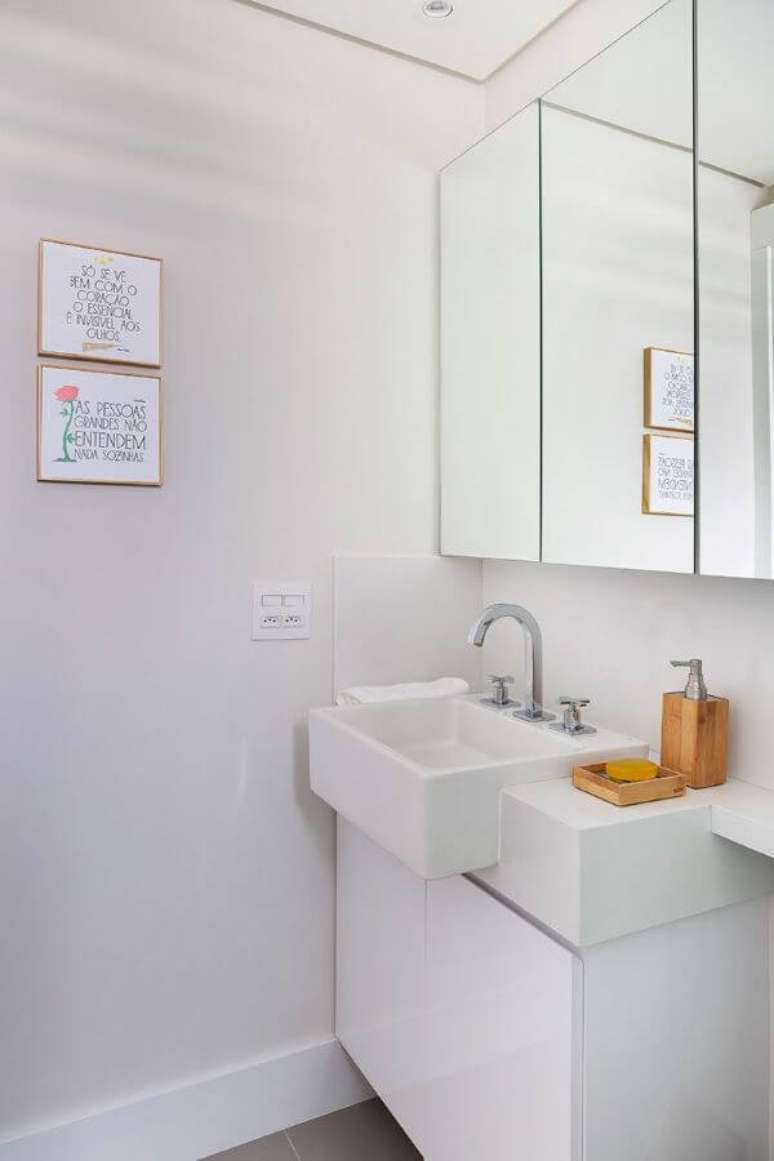 25. Banheiro com bancada de quartzo pequena – Foto Gabriela Toledo Arquitetura e Interiores