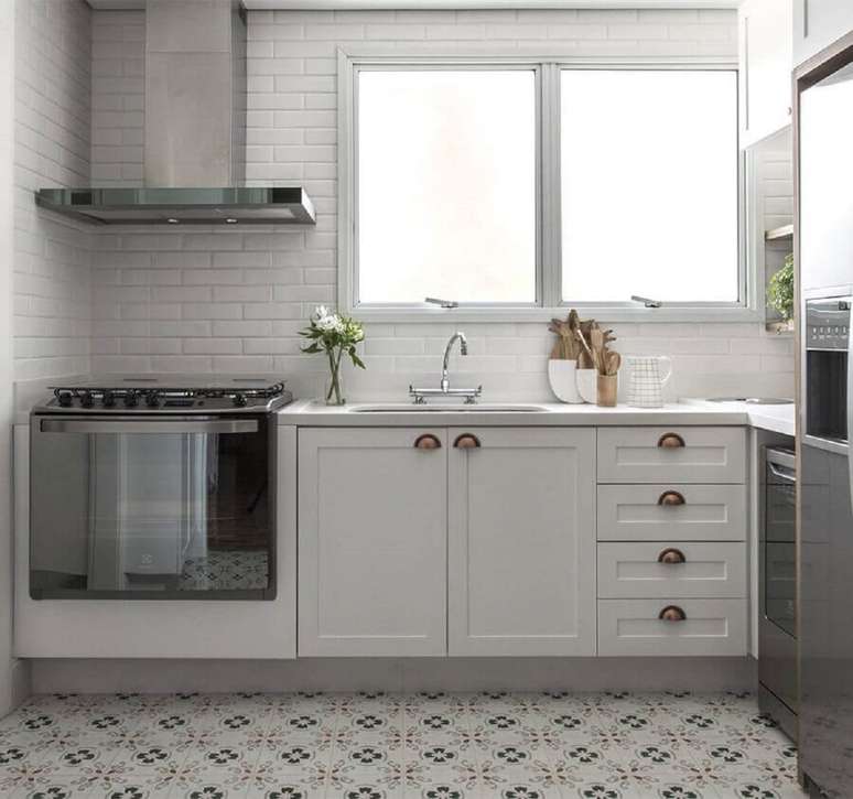 36. Decora&ccedil;&atilde;o vintage para cozinha com metro white e gabinete branco &ndash; Foto: Thiago Travesso