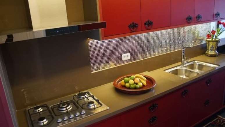 20. Bancada de quartzo marrom com revestimento de pastilhas espelhadas &ndash; Foto Mistergram