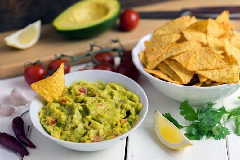 4. Guacamole com tortilla na vasilha branca – Foto iStock