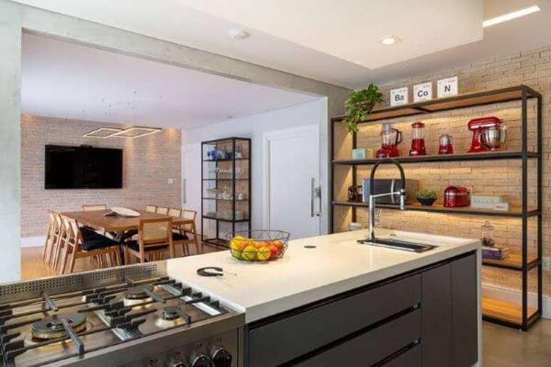 3. Bancada de quartzo branca com arm&aacute;rios cinza e estante met&aacute;lica &ndash; Foto Gabriela Toledo Arquitetura e Interiores